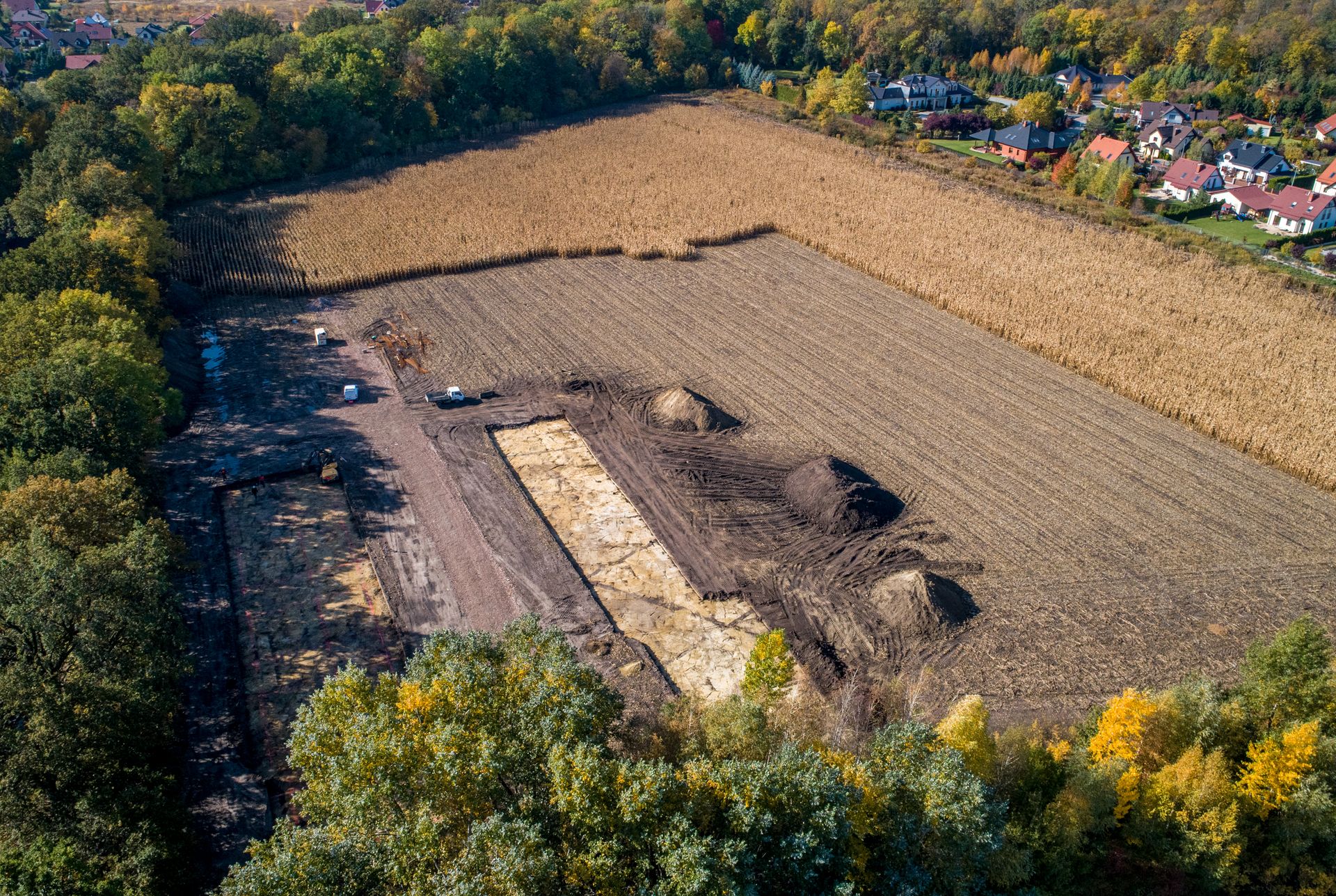 Zdjęcia terenu i budowanej kanalizacji deszczowej.