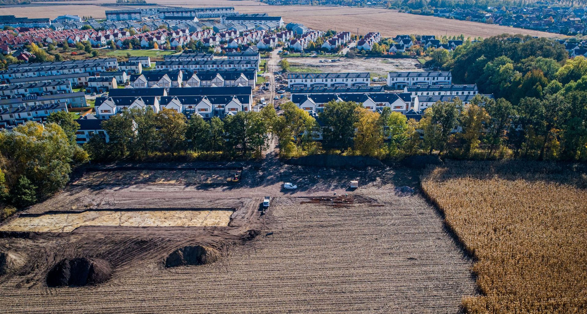 Zdjęcia terenu i budowanej kanalizacji deszczowej.