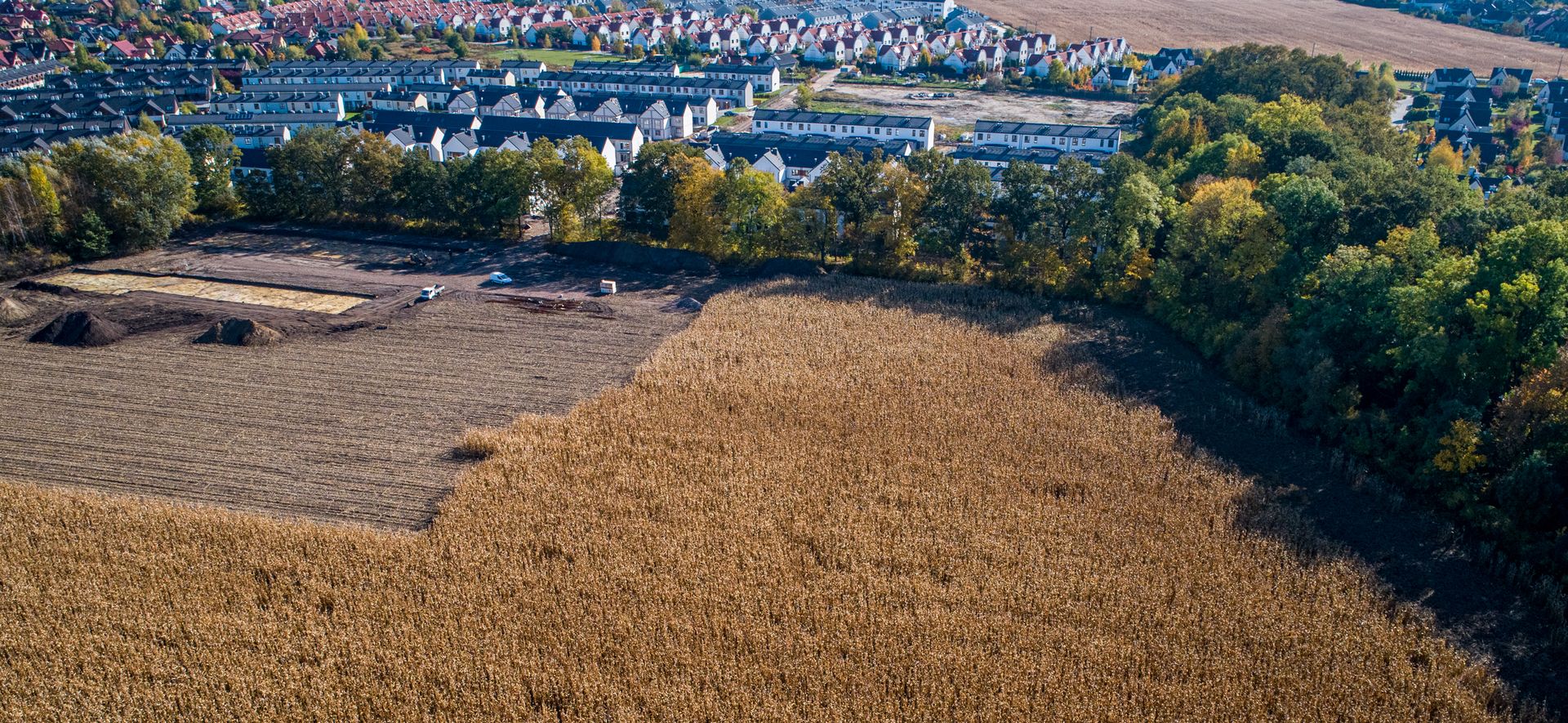 Zdjęcia terenu i budowanej kanalizacji deszczowej.